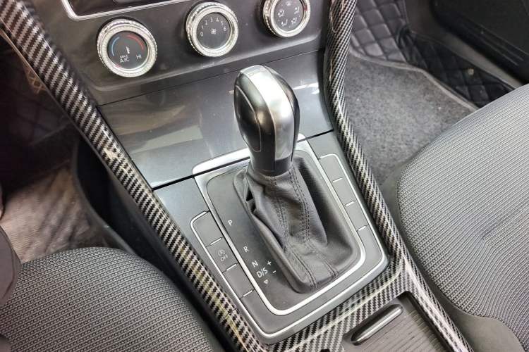 Used Volkswagen Golf 2018 230TSI Automatic Comfort Model Gear Lever