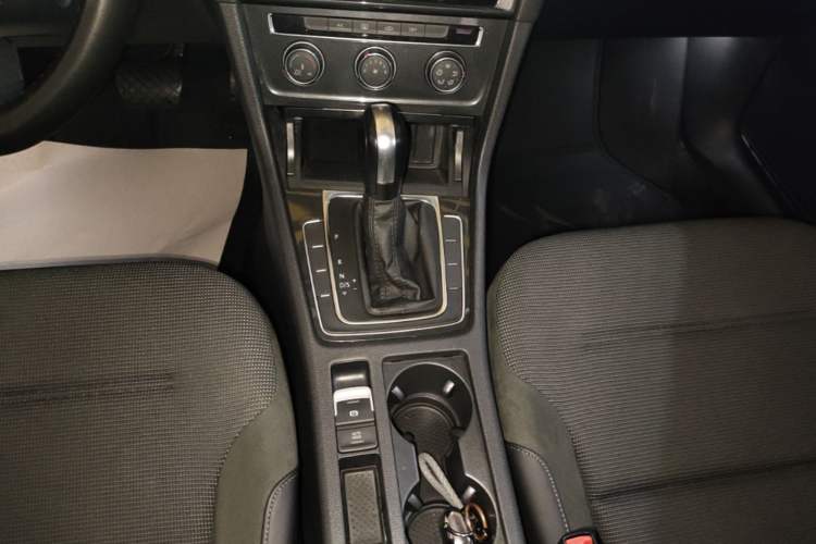 Used Volkswagen Golf 2018 1.6L Automatic Comfort Model Gear Lever