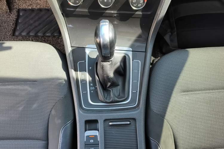 Used Volkswagen Golf 2018 230TSI Automatic Comfort Model Gear Lever