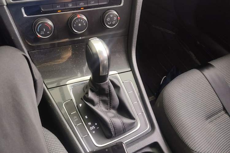 Used Volkswagen Golf 2018 230TSI Automatic Comfort Model Gear Lever