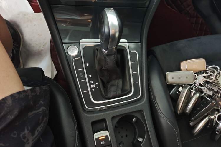 Used Volkswagen Golf 2018 230TSI Automatic Luxury Version Gear Lever