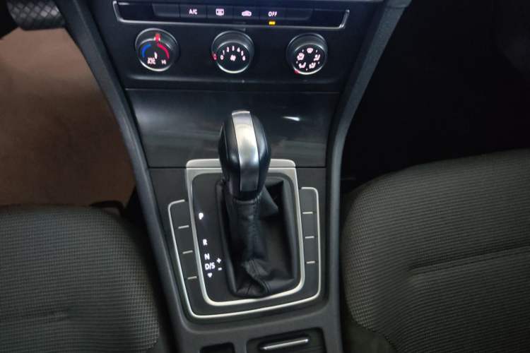 Used Volkswagen Golf 2018 1.6L Automatic Comfort Model Gear Lever