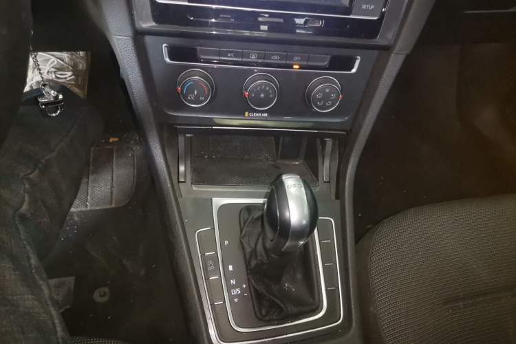 Used Volkswagen Golf 2018 230TSI Automatic Comfort Model Gear Lever