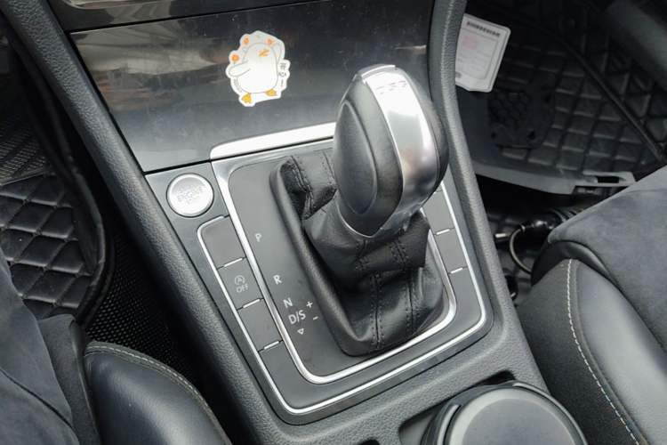Used Volkswagen Golf 2018 230TSI Automatic Luxury Version Gear Lever