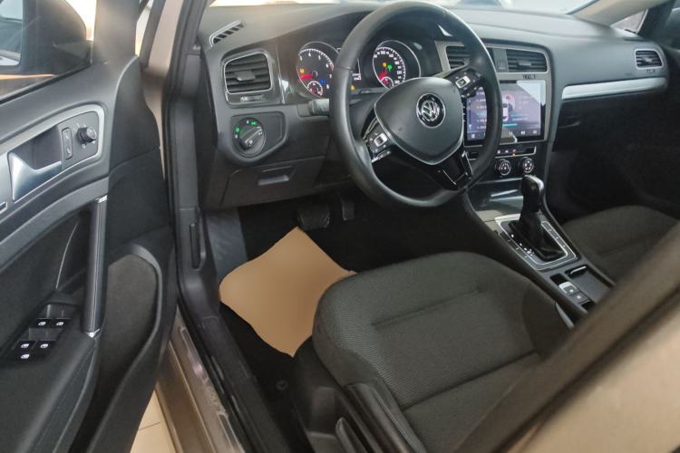 Used Volkswagen Golf 2018 1.6L Automatic Comfort Model Interior 3