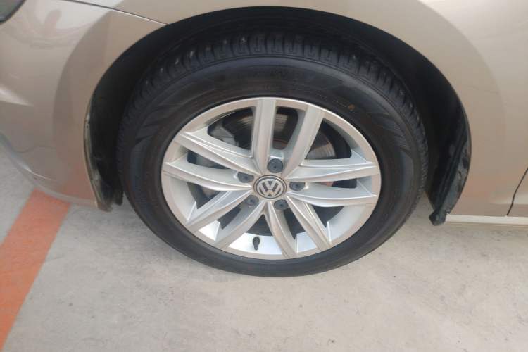 Used Volkswagen Golf 2018 230TSI Automatic Comfort Model Left Front Wheel Hub