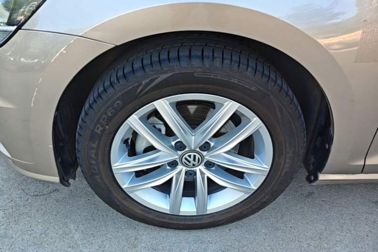Used Volkswagen Golf 2018 230TSI Automatic Comfort Model Left Front Wheel Hub