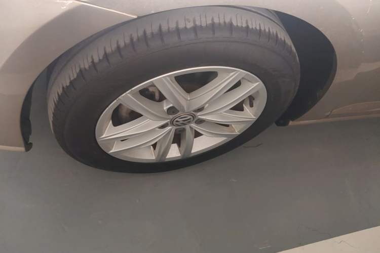 Used Volkswagen Golf 2018 230TSI Automatic Comfort Model Left Front Wheel Hub