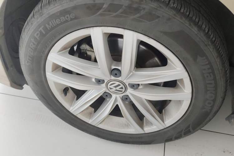 Used Volkswagen Golf 2018 230TSI Automatic Comfort Model Left Front Wheel Hub