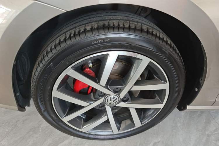 Used Volkswagen Golf 2018 230TSI Automatic Luxury Version Left Front Wheel Hub