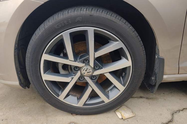 Used Volkswagen Golf 2018 230TSI Automatic Luxury Version Left Front Wheel Hub