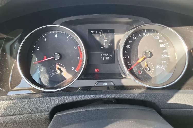 Used Volkswagen Golf 2018 1.6L Automatic Fashion Model Odometer Close Up