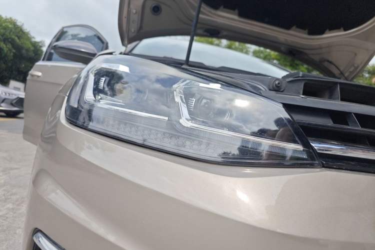 Used Volkswagen Golf 2018 230TSI Automatic Luxury Version Right Front Headlight