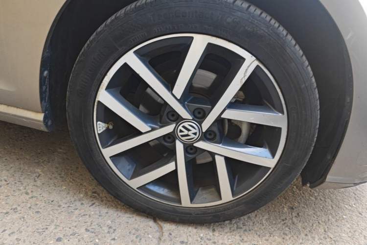 Used Volkswagen Golf 2018 230TSI Automatic Luxury Version Right Front Wheel Hub