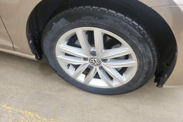 Used Volkswagen Golf 2018 1.6L Automatic Comfort Model Right Front Wheel Hub