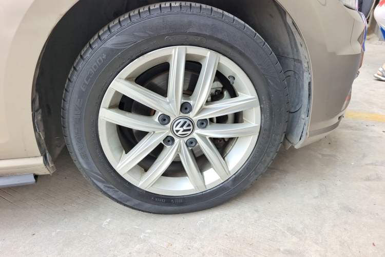 Used Volkswagen Golf 2018 230TSI Automatic Comfort Model Right Front Wheel Hub