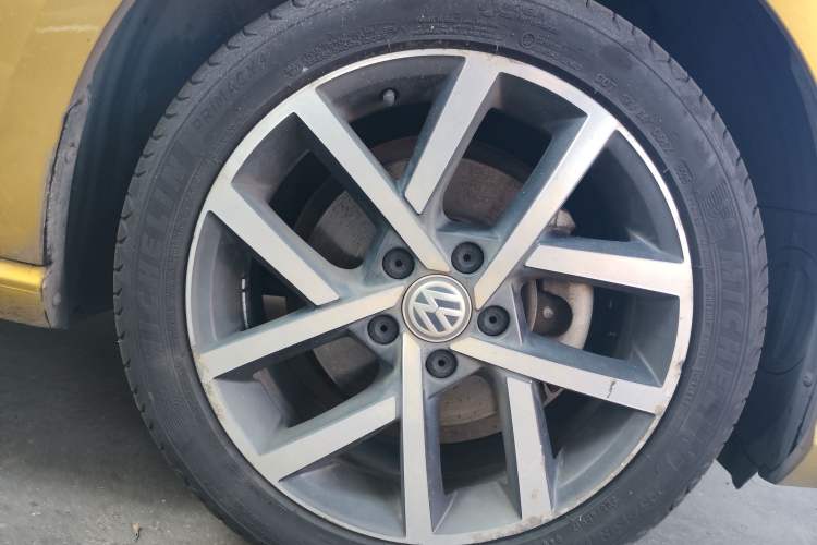 Used Volkswagen Golf 2018 230TSI Automatic Luxury Version Right Front Wheel Hub