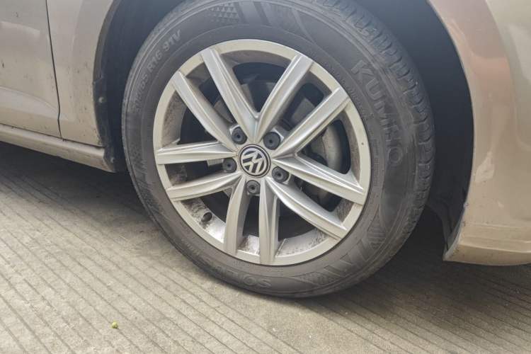 Used Volkswagen Golf 2018 1.6L Automatic Comfort Model Right Front Wheel Hub