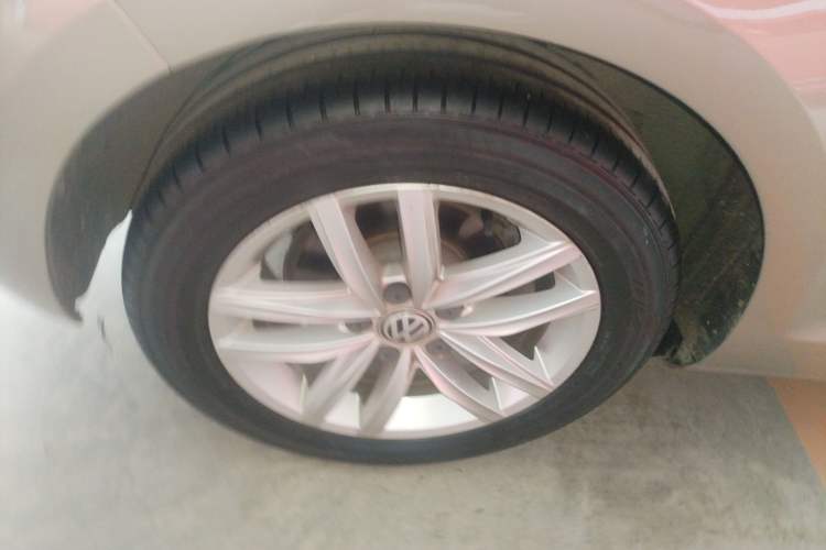 Used Volkswagen Golf 2018 230TSI Automatic Comfort Model Right Rear Wheel Hub