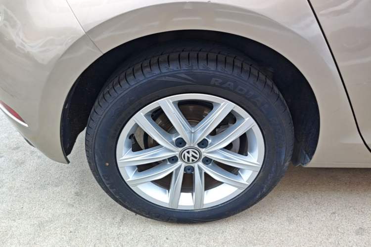 Used Volkswagen Golf 2018 230TSI Automatic Comfort Model Right Rear Wheel Hub