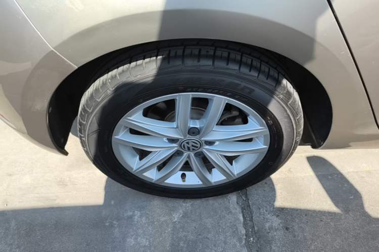 Used Volkswagen Golf 2018 230TSI Automatic Comfort Model Right Rear Wheel Hub