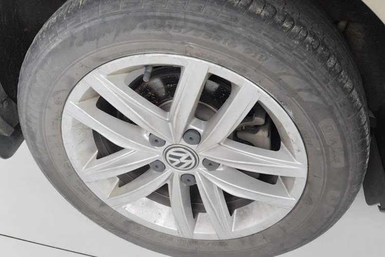 Used Volkswagen Golf 2018 230TSI Automatic Comfort Model Right Rear Wheel Hub