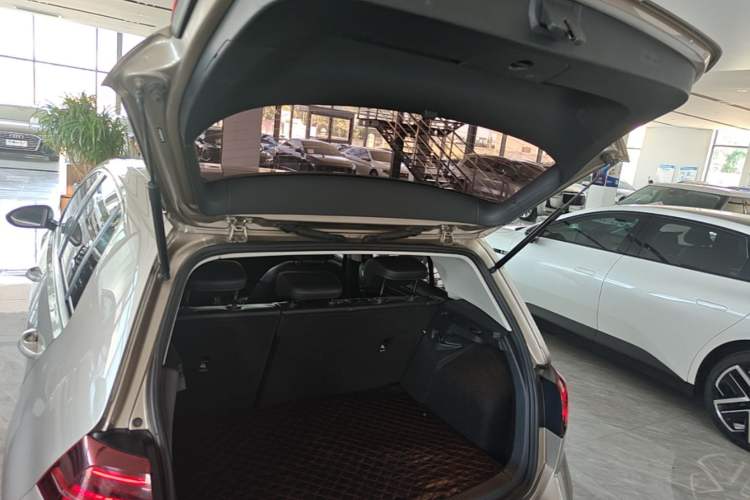 Used Volkswagen Golf 2018 230TSI Automatic Luxury Version Trunk
