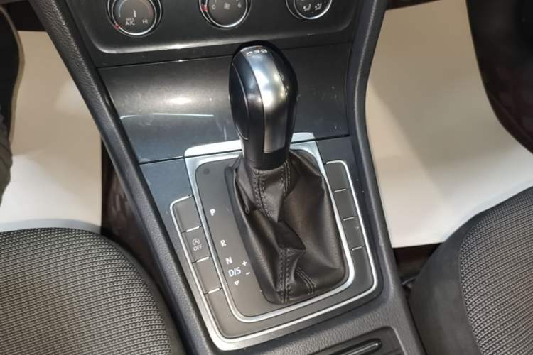 Used Volkswagen Golf 2018 230TSI Automatic Comfort Model Gear Lever