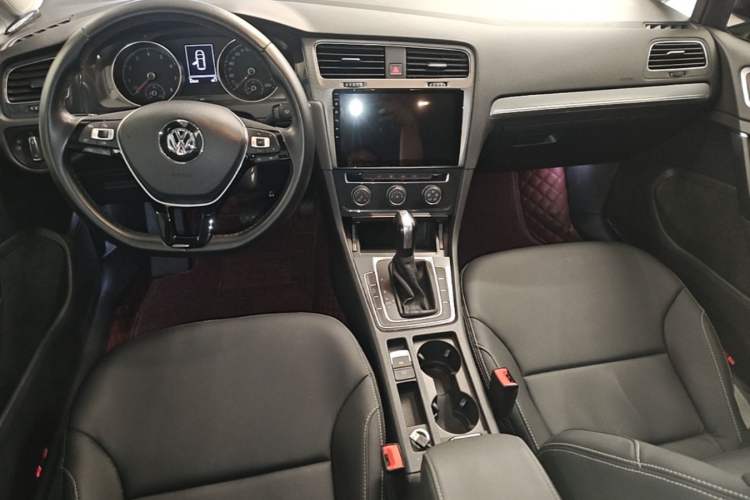 Used Volkswagen Golf 2018 230TSI Automatic Comfort Model Center Console