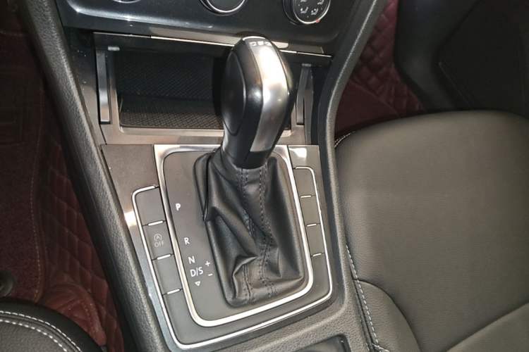 Used Volkswagen Golf 2018 230TSI Automatic Comfort Model Gear Lever