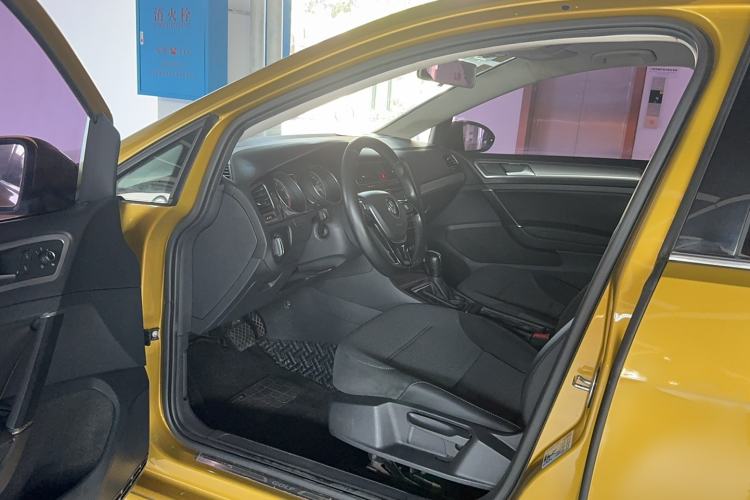 Used Volkswagen Golf 2018 230TSI Automatic Comfort Model Interior 1