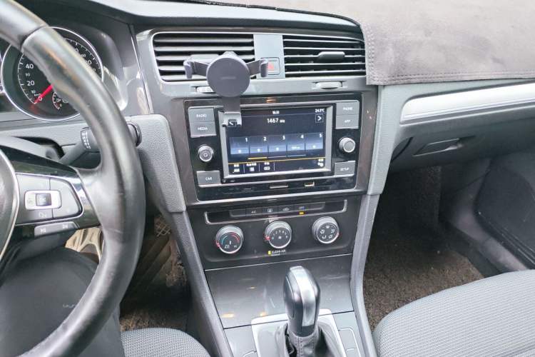 Used Volkswagen Golf 2018 230TSI Automatic Comfort Model Audio And AC Panel