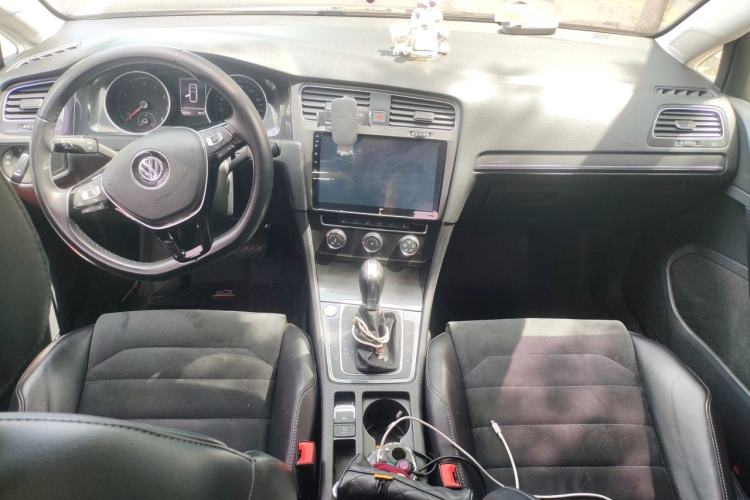 Used Volkswagen Golf 2018 230TSI Automatic Luxury Version Center Console