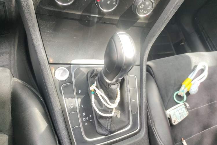 Used Volkswagen Golf 2018 230TSI Automatic Luxury Version Gear Lever