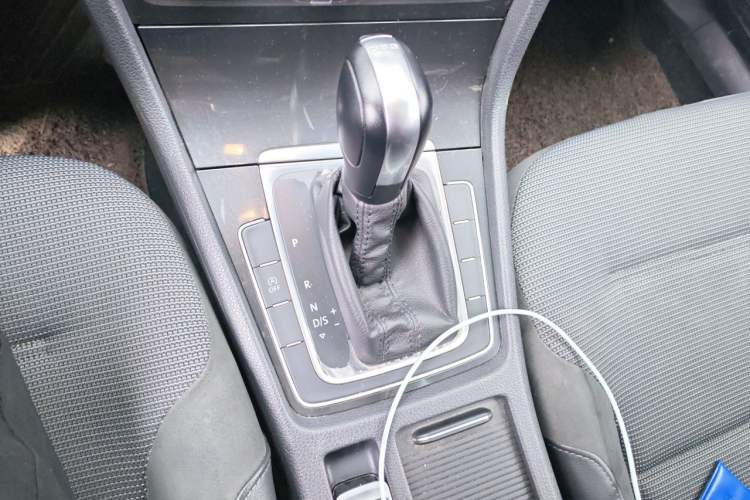 Used Volkswagen Golf 2018 230TSI Automatic Comfort Model Gear Lever