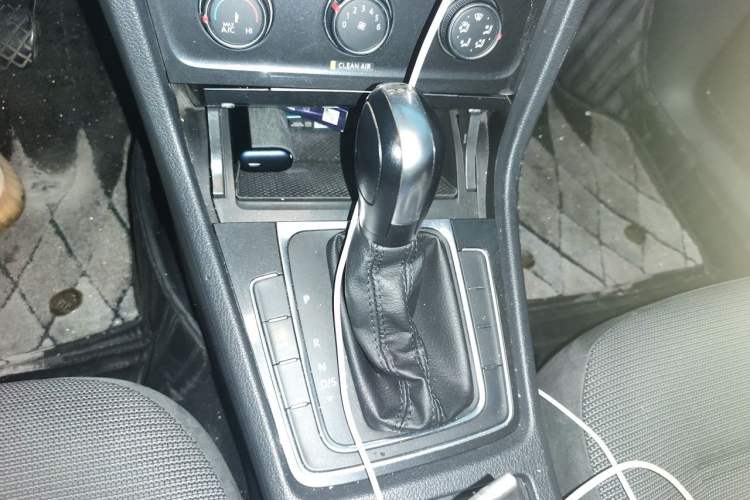 Used Volkswagen Golf 2018 230TSI Automatic Comfort Model Gear Lever