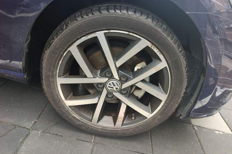 Used Volkswagen Golf 2018 230TSI Automatic Luxury Version Right Front Wheel Hub