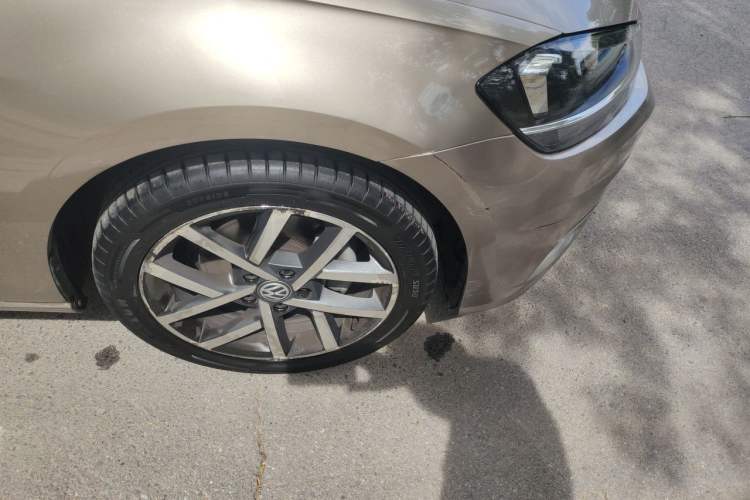 Used Volkswagen Golf 2018 230TSI Automatic Luxury Version Right Front Wheel Hub