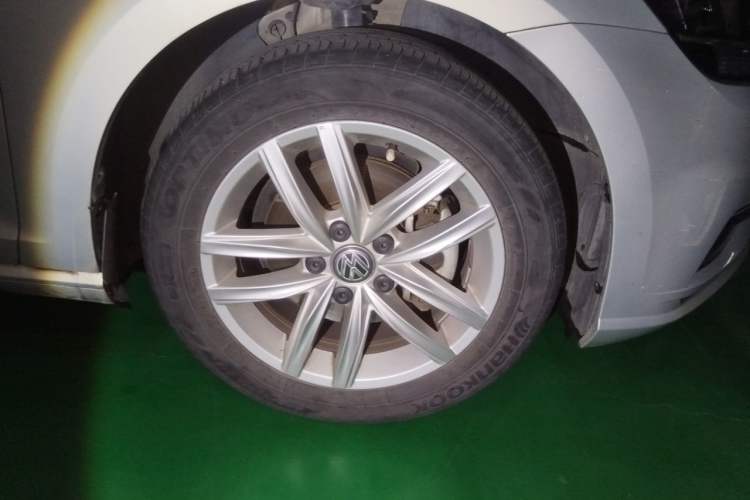 Used Volkswagen Golf 2018 230TSI Automatic Comfort Model Right Front Wheel Hub