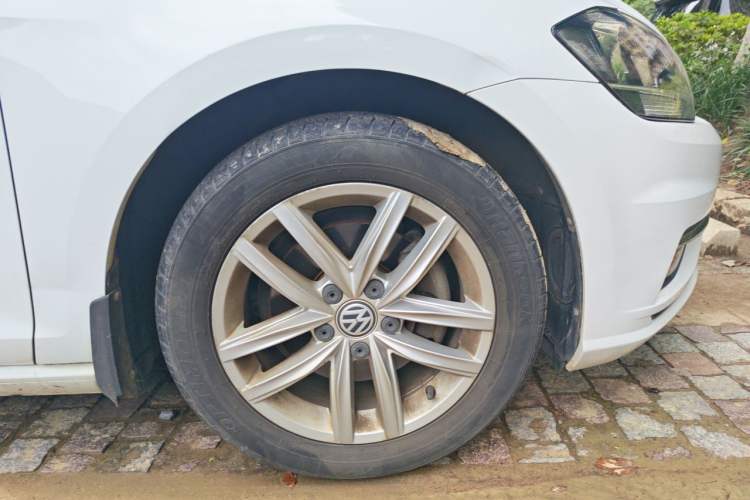 Used Volkswagen Golf 2018 230TSI Automatic Comfort Model Right Front Wheel Hub