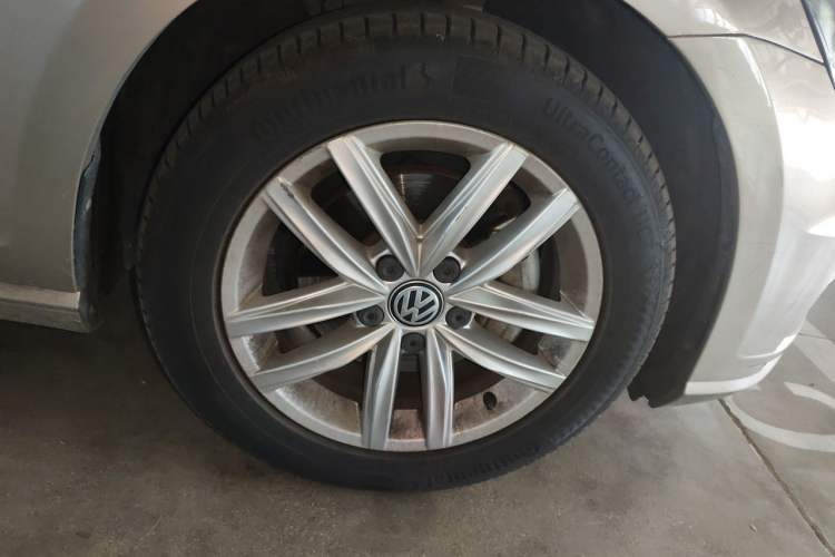Used Volkswagen Golf 2018 230TSI Automatic Comfort Model Right Front Wheel Hub