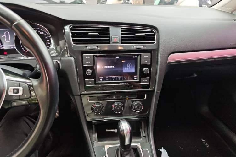 Used Volkswagen Golf 2018 1.6L Automatic Comfort Model Audio And AC Panel