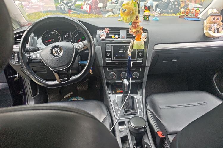 Used Volkswagen Golf 2018 1.6L Automatic Comfort Model Center Console