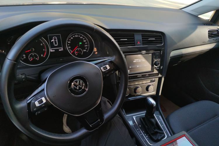 Used Volkswagen Golf 2018 230TSI Automatic Comfort Model Center Console
