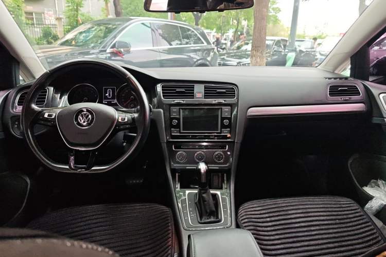 Used Volkswagen Golf 2018 1.6L Automatic Comfort Model Center Console