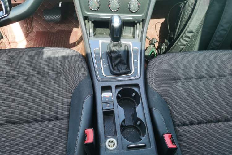 Used Volkswagen Golf 2018 1.6L Automatic Comfort Model Gear Lever