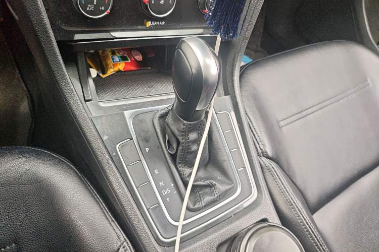 Used Volkswagen Golf 2018 1.6L Automatic Comfort Model Gear Lever