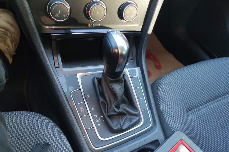 Used Volkswagen Golf 2018 230TSI Automatic Comfort Model Gear Lever