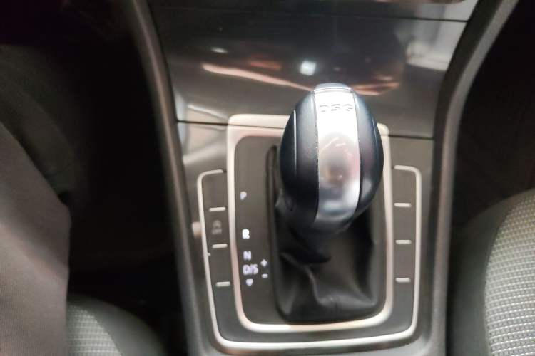 Used Volkswagen Golf 2018 230TSI Automatic Comfort Model Gear Lever