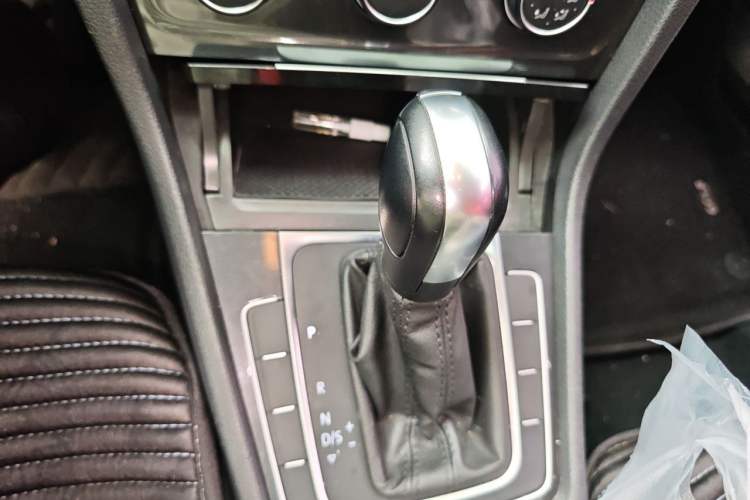 Used Volkswagen Golf 2018 1.6L Automatic Comfort Model Gear Lever